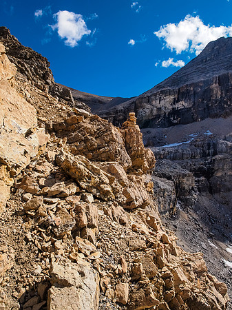 Following cairns as we work our way climber's left above the curtain wall to the summit.