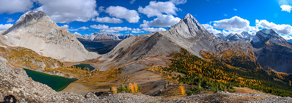 Hiking to Smuts Pass via the Birdwood Lakes.