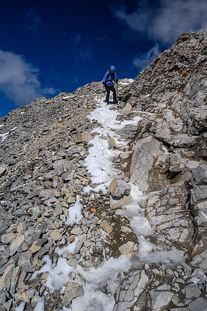 KC descends the upper SE ridge of Smutwood Peak.