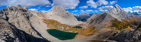The SE ridge of Smutwood at left, Smuts over the Birdwood Lakes at center and Birdwood Peak at right