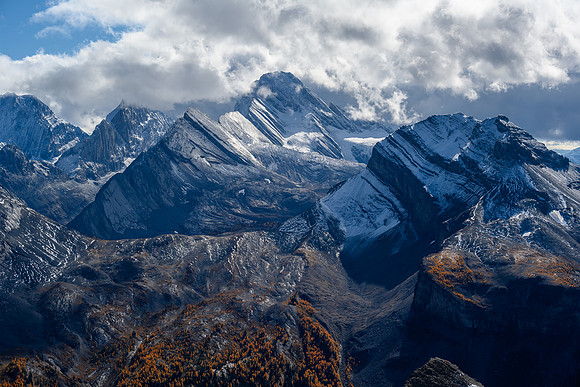 Sir Douglas rises over Whistling Rock Peak and Snow Peak (R).