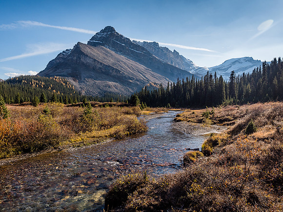 Pleasant late afternoon fall hiking up to Merlin Lake with the Wall of Jericho rising above.