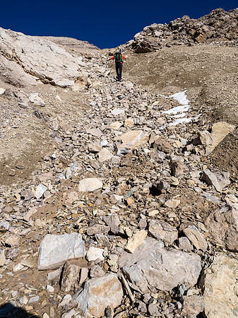 The loose ascent gully.