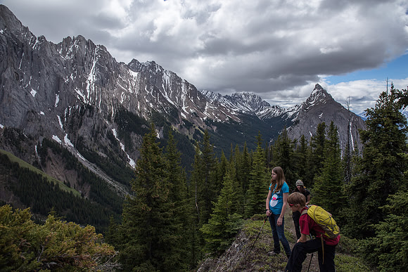 The views open up as we finally get off the steep west slopes onto the ridge.