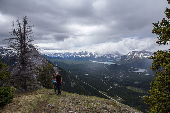 Hanneke and KC come up the ridge. Kananaskis Lakes behind them.