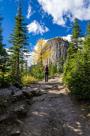 Hanneke walks up the trail to Lake Agnes - The Beehive looms above.