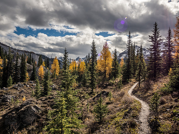 The clouds are starting to lift as the trail winds it's way towards Og Lake.