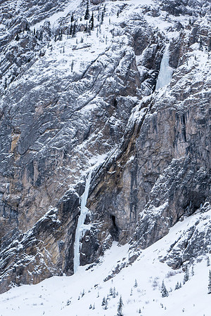 I thought this line of ice / coulior looked particularly enticing... I now know it's called South Park and is an ice climb.