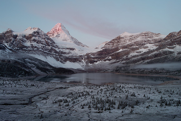 A frosty morning around Magog Lake.