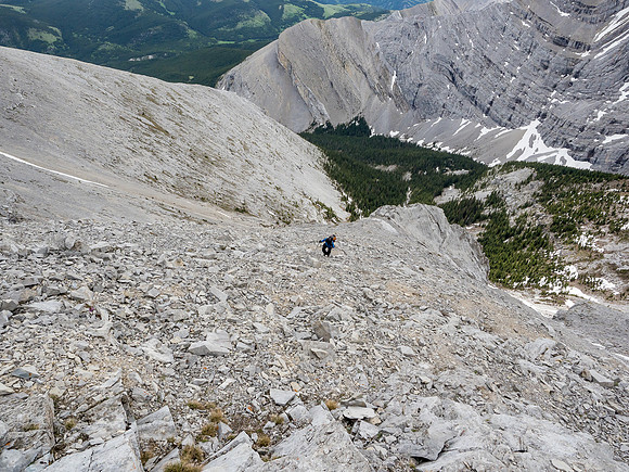 Easiest descent line is left of the rock fin below Wietse here. There are cliff bands to the right of it.