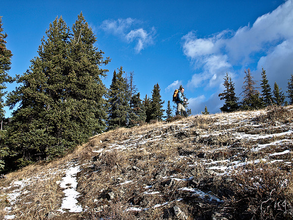 Wietse and the trail on the ridge.