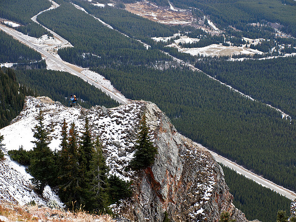 Wietse descends the ridge.
