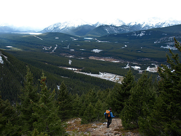 Wietse descends the ridge.