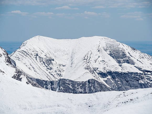 Morrowmount lies to the east. I scrambled that one back in 2007, also with Wietse.