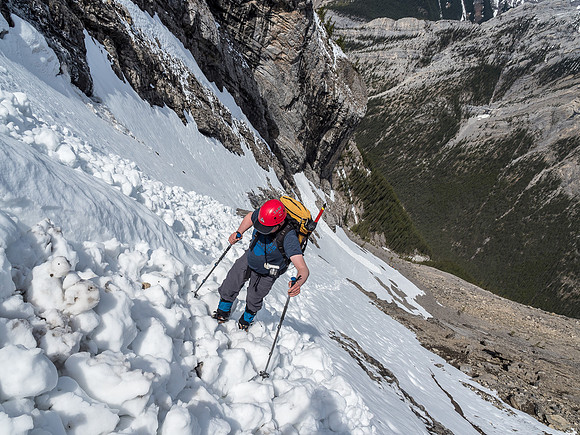 Wietse ascends avalanche debris.