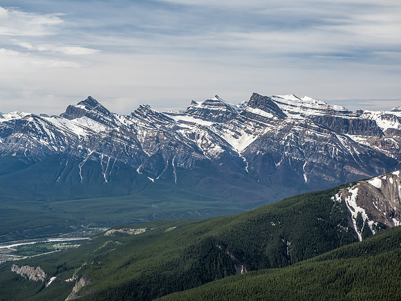 Siffleur, Loudon and Peskett are also impressively high mountains at near or over 10,000 feet high.