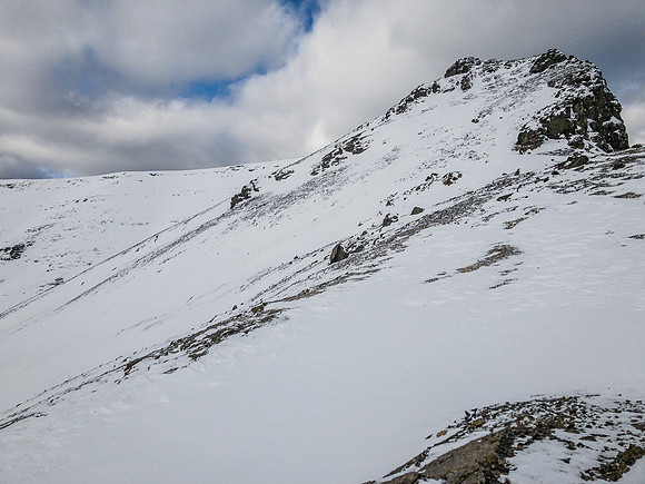 From the false summit there's still over 130 vertical meters to go.
