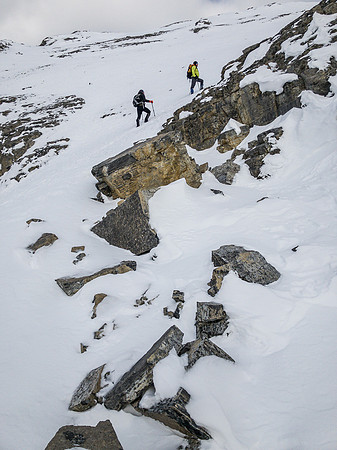 At the end of the ledge traverse, the route cuts sharply back to climber's right (east) to gain the south ridge again.