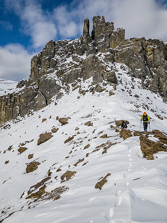 Phil and Wietse head up to the crux.