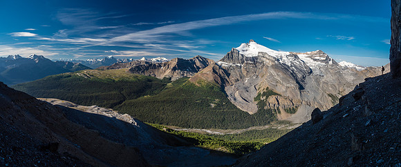 Traversing left under impressive cliffs with incredible views back towards Hector and now towards Lake Louise. (L)