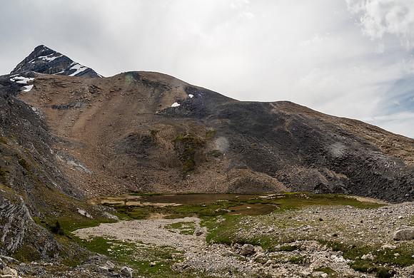 Little Hector looks "big" again. It's somewhat muddy and pathetic tarn lies below at center.