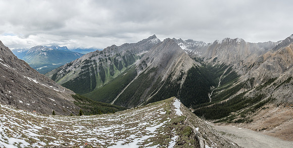 The upper reaches of Ranger Creek (r) even contain a partially hidden tarn that has likely seen very few humans.