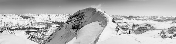 The impressive view from the Silverhorn to the true summit of Mount Athabasca!