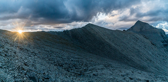 The sun dips under the Harrison / Folk (R) col.
