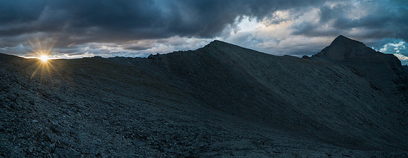 The sun dips under the Harrison / Folk (R) col.