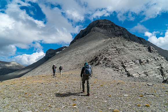 Heading a short way up the west ridge before starting our traverse across the bowls to the right.
