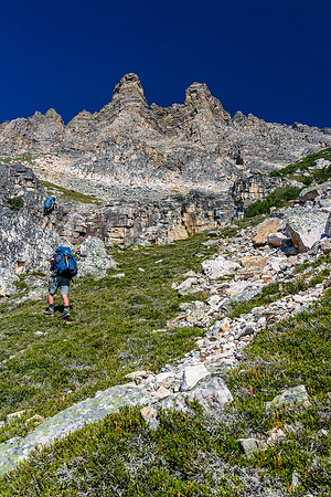 Working our way into the major gully that would take us right up to the summit ridge on Fortress. Note the two 'devils horns' above.
