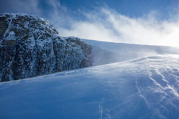 Rounding the infamous rocky outcrop that hides a few pretty big holes, just under the summit ridge.