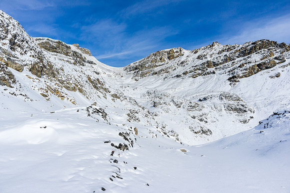 Have to find a way to avoid dropping down to my right by traversing ledges straight ahead.