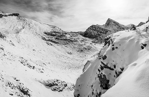 A cairn guides me along the exposed ledges - this is looking back at my tracks.