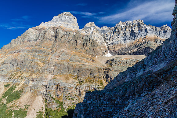 As the Yukness Ledges trail rounds the NW end of Yukness Mountain, views of Huber (L) and Victoria (R) open up above
