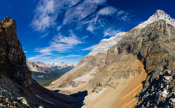 It's hard to believe but there's a scramble route through the Huber Ledges on the right, leading to the Huber Glacier