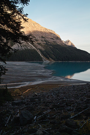 Hiking along Peyto Lake