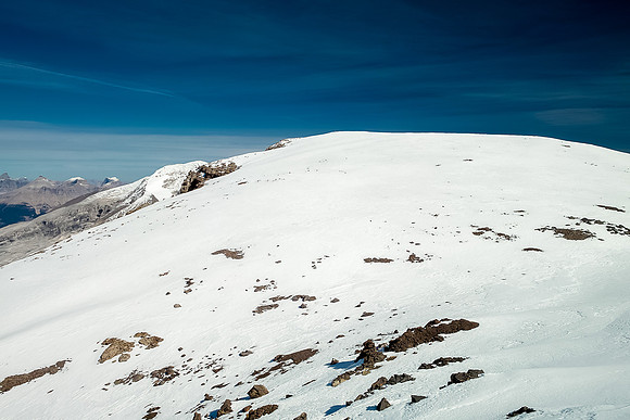 The summit ridge of Mistaya is gentle glacier / snow.