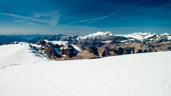 The summit ridge of Mistaya is gentle glacier / snow.