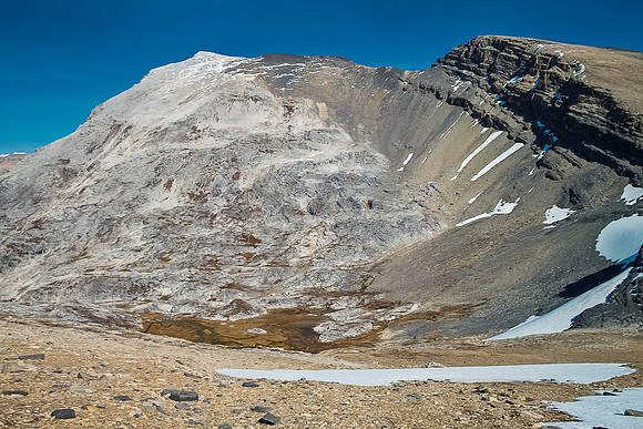 Finally at the bottom of the ascent slope - we roughly followed the line between light slabs and dark scree to the summit.