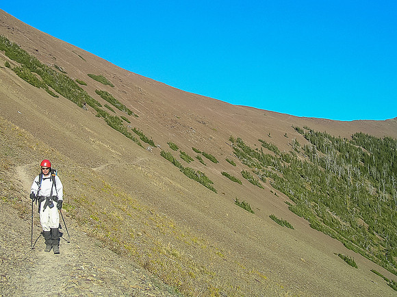 Descending back along the main trail from the col.