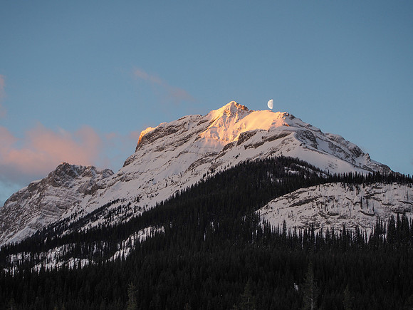 The moon sets over CEGFNS as seen from the Burstall Pass parking lot while we wait for Wietse to get lighter...