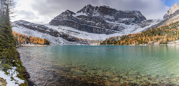 Hiking along Myosotis Lake.