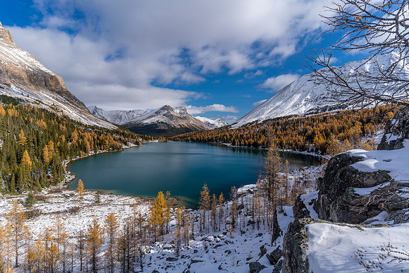 Hiking along Myosotis Lake.