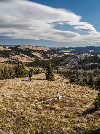 Wietse descends the gentle south end of the alternate descent ridge.