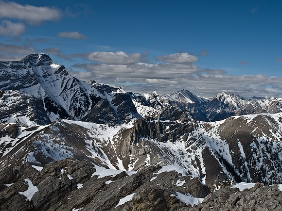 Looking at the continuation of the ridge west from the summit towards Skogan Peak.