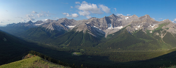Looking back as I gain the ridge to the SW outlier. The parking lot at center bottom.