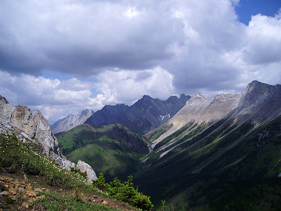 One last view along the lush meadows beneath Elpoca and Schlee.