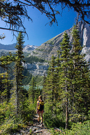 Hiking back along the Lower Elk Lake.
