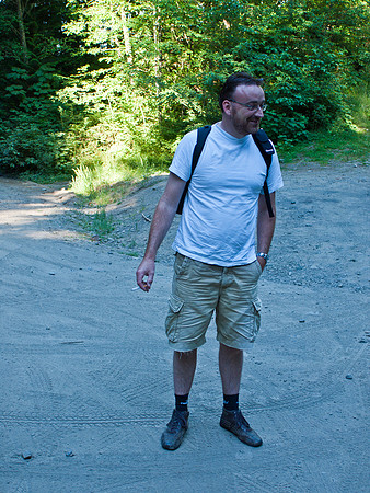 Inge starts his trek with a cigarette.